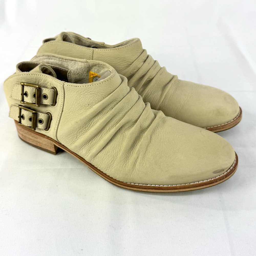 Cat by Caterpillar Leather Ivory Bianca Booties with buckle details 1” heel W9